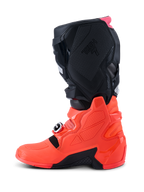 Stivali Alpinestars Tech 7, stivali da motocross, nero, rosso fluo e rosa fluo, vista laterale di profilo che mette in risalto la calotta inferiore in TPU, il sistema di chiusura con fibbie e i pannelli di protezione testurizzati per prestazioni off-road