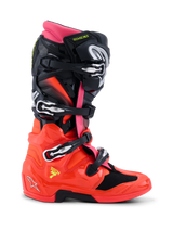 Stivali Alpinestars Tech 7, stivali da motocross, nero, rosso fluo e rosa fluo, profilo laterale con design tecnico, fibbie a sgancio rapido, calotta inferiore in TPU lucido e sistema a doppio pivot per il fuoristrada