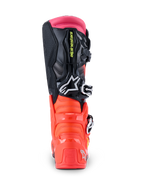 Stivali Alpinestars Tech 7, stivali da motocross, nero, rosso fluo e rosa fluo, vista posteriore che mostra il tallone in TPU rinforzato, la tomaia multi-materiale e la ghetta superiore rosa.