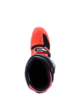 Stivali Alpinestars Tech 7, Collezione MX26, stivali da motocross, Nero Rosso Fluo e Rosa Fluo, vista dall'alto verso l'apertura interna, con fodera rosa acceso e calotta esterna rosso fluo con chiusura a fibbia.