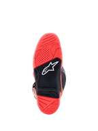 Stivali Alpinestars Tech 7, vista della suola, rosso fluorescente e nero, suola in gomma a doppia mescola con trama in rilievo, logo a stella Alpinestars bianco e indicatore di limite di usura