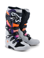 Stivali Alpinestars Tech 7, stivali da motocross, nero, grigio chiaro, arancione fluo e magenta, con sistema di chiusura multi-fibbia, calotta in TPU rinforzata e branding ad alto contrasto, protezione professionale per corse off-road