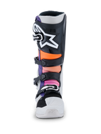 Stivali Alpinestars Tech 7, stivali da motocross, nero, grigio chiaro, arancione fluo e magenta, vista frontale con placca parastinchi nera e grande logo a stella bianco, zone imbottite in arancione e rosa, struttura bianca resistente con fibbie nere
