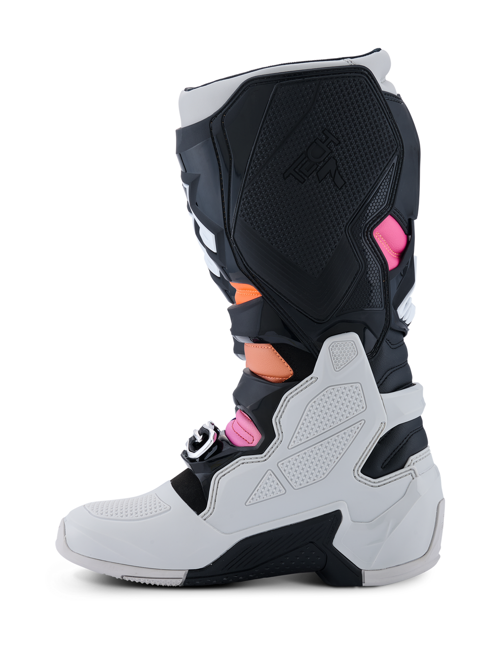 Stivali Alpinestars Tech 7, stivali da motocross, nero, grigio chiaro, arancione fluo e magenta, profilo laterale mediale con calotta inferiore grigio chiaro, pannelli in TPU nero con marchio Tech 7 e vivaci accenti arancione e magenta.