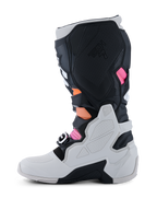 Stivali Alpinestars Tech 7, stivali da motocross, nero, grigio chiaro, arancione fluo e magenta, profilo laterale mediale con calotta inferiore grigio chiaro, pannelli in TPU nero con marchio Tech 7 e vivaci accenti arancione e magenta.