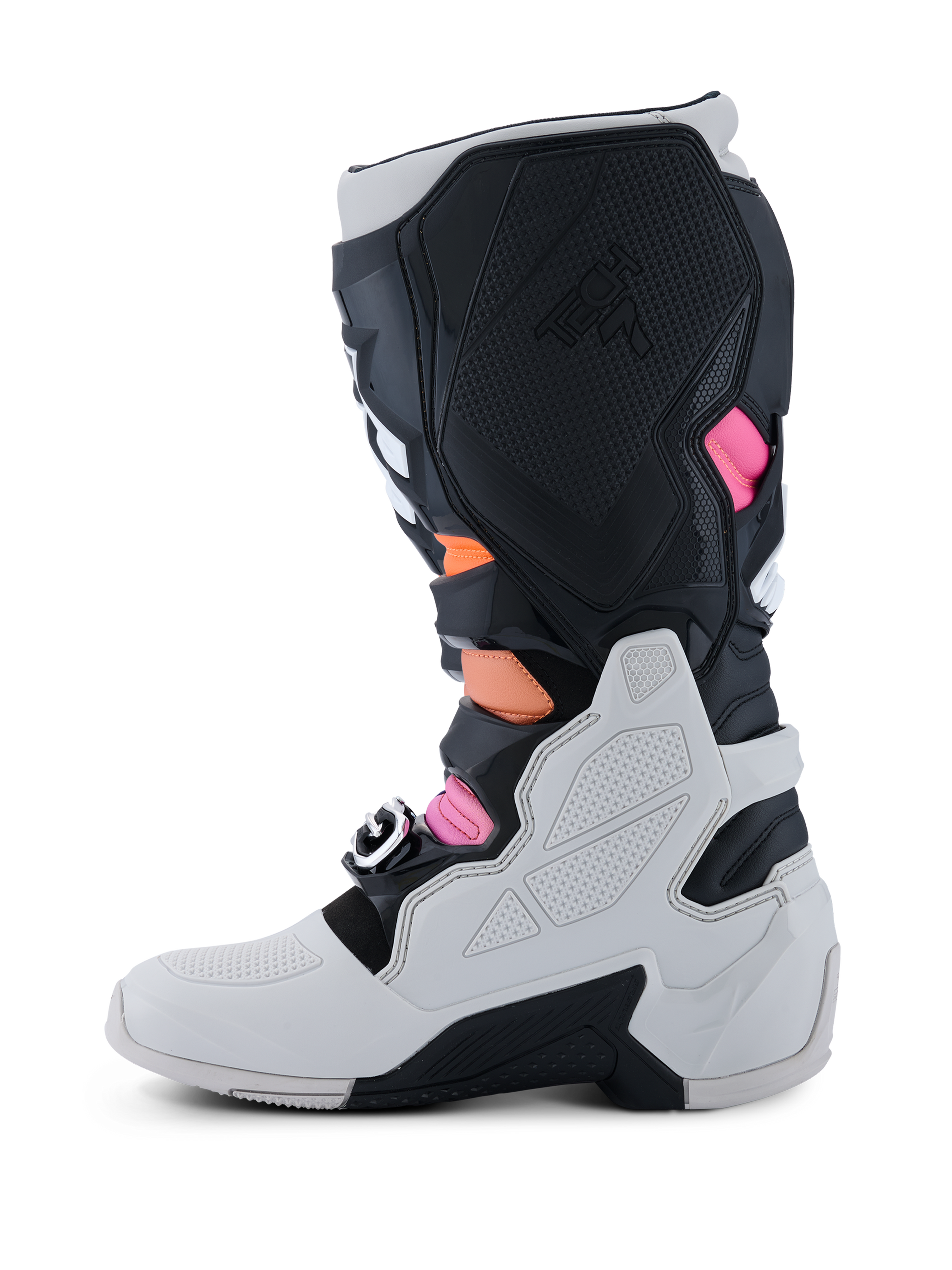 Stivali Alpinestars Tech 7, stivali da motocross, nero, grigio chiaro, arancione fluo e magenta, profilo laterale mediale con calotta inferiore grigio chiaro, pannelli in TPU nero con marchio Tech 7 e vivaci accenti arancione e magenta.