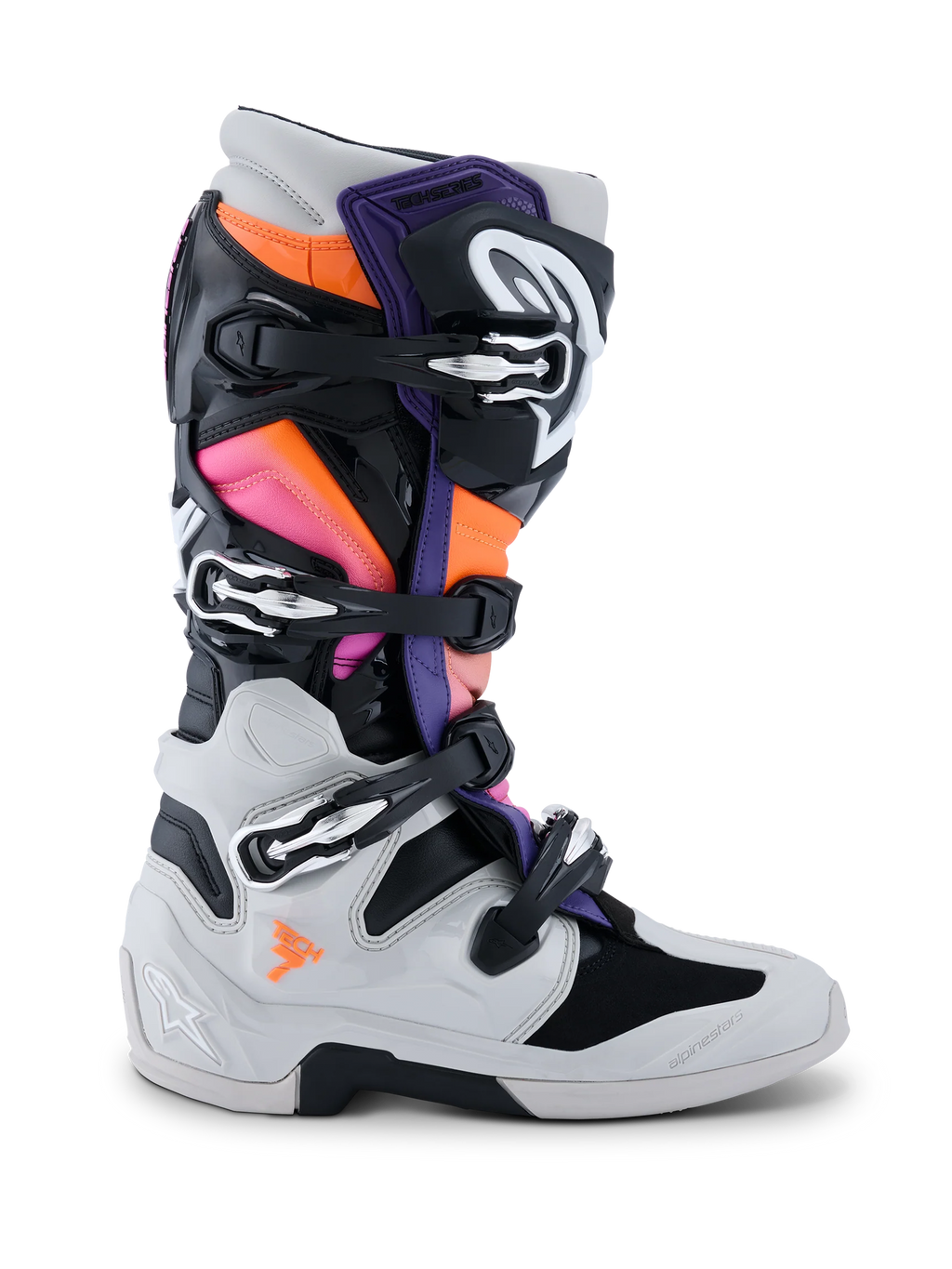 Stivali Alpinestars Tech 7, stivali da motocross, nero, grigio chiaro, arancione fluo e magenta, vista laterale, dotati di sistema di chiusura a fibbie multiple, calotta protettiva in TPU e pannelli dai colori vivaci per gare off-road