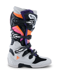 Stivali Alpinestars Tech 7, stivali da motocross, nero, grigio chiaro, arancione fluo e magenta, vista laterale, dotati di sistema di chiusura a fibbie multiple, calotta protettiva in TPU e pannelli dai colori vivaci per gare off-road