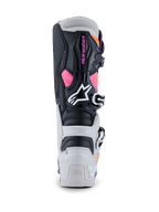Stivali Alpinestars Tech 7, stivali da motocross, nero, grigio chiaro, arancione fluo e magenta, vista posteriore che mostra le protezioni in TPU per tallone e polpaccio, marchio Alpinestars rosa, logo bianco e sistema di chiusura a fibbie resistente
