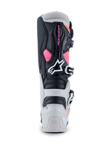 Stivali Alpinestars Tech 7, stivali da motocross, nero, grigio chiaro, arancione fluo e magenta, vista posteriore che mostra le protezioni in TPU per tallone e polpaccio, marchio Alpinestars rosa, logo bianco e sistema di chiusura a fibbie resistente