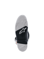 Alpinestars Tech 7 Boots, vista della suola, stivali da motocross, grigio chiaro e nero, con suola in gomma vulcanizzata a doppia mescola, logo Alpinestars bianco, indicatore di usura rosso e trama grip testurizzata ad alta trazione.