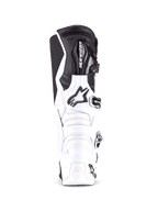 Stivali Alpinestars Tech 7, stivali da motocross professionali in bianco e nero, vista frontale che mostra la piastra parastinchi rinforzata con il logo Alpinestars, sistema di chiusura multi-fibbia e resistente costruzione in TPU per la guida fuoristrada