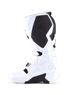Stivali Alpinestars Tech 7, stivali da motocross, bianco e nero, profilo del lato mediale con un grande pannello protettivo interno nero sul polpaccio con marchio Tech 7, costruzione in TPU bianco e superfici con grip testurizzato.