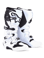 Alpinestars Tech 7 Boots, stivali da motocross, bianco e nero, con sistema di chiusura a quattro fibbie e componenti argento e nero, logo Alpinestars in evidenza sullo stinco, pannelli in TPU rinforzato per protezione fuoristrada