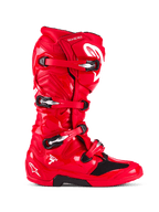 Stivali Alpinestars Tech 7, stivali da motocross, rosso brillante, vista laterale, sistema di chiusura a quattro fibbie, calotta protettiva in TPU, logo Alpinestars bianco e marchio "Tech 7", calzatura resistente per competizioni fuoristrada