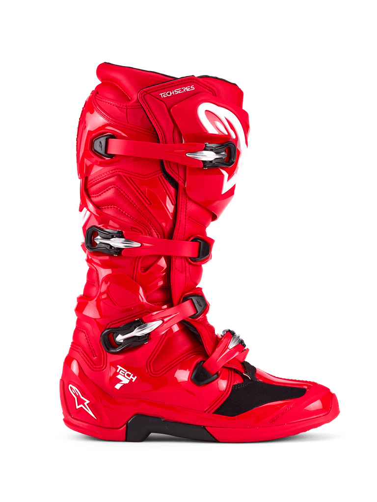 Stivali Alpinestars Tech 7, stivali da motocross, rosso brillante, vista laterale, sistema di chiusura a quattro fibbie, calotta protettiva in TPU, logo Alpinestars bianco e marchio "Tech 7", calzatura resistente per competizioni fuoristrada