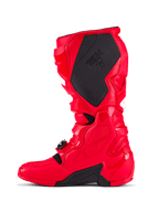 Stivali Alpinestars Tech 7, stivali da motocross, rosso acceso, vista del lato mediale con ampio pannello grip nero testurizzato e marchio Tech 7, calotta protettiva in TPU e sistema di chiusura a fibbia regolabile per il fuoristrada