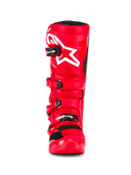 Stivali Alpinestars Tech 7, stivali da motocross, rosso acceso, vista frontale con logo a stella bianco sullo stinco, chiusure a fibbia nere e scocca protettiva in TPU ad alte prestazioni