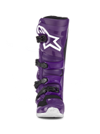 Stivali Alpinestars Tech 7, stivali da motocross viola, vista frontale, con quattro fibbie nere, logo Alpinestars bianco sulla placca tibiale, calotta in TPU resistente e costruzione sintetica per la protezione off-road