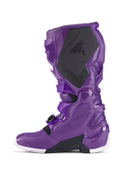 Alpinestars Tech 7 Boots, stivali da motocross viola, vista laterale con protezione del polpaccio nera testurizzata e marchio TECH 7, calotta in TPU viola, sistema di fibbie sicuro e accenti bianchi sulla suola, calzatura specializzata per corse fuoristrada