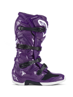 Alpinestars Tech 7 Boots, stivali da motocross fuoristrada, viola lucido con fibbie nere e dettagli bianchi, vista laterale, sistema di chiusura a quattro fibbie, logo a stella bianco su tallone e stinco, robusta costruzione in TPU per prestazioni fuoristrada