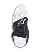 Stivali Alpinestars Tech 7, stivali da motocross viola, vista della suola in gomma vulcanizzata a doppio composto bianca e nera, con logo Alpinestars e indicatore del limite di usura rosso visibile per prestazioni off-road.