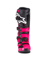 Stivali Alpinestars Tech 7, stivali da motocross, rosa e nero, vista frontale, con calotta e cinturini in TPU rosa acceso, placca parastinchi nera con grande logo a stella Alpinestars bianco e fibbie nere.