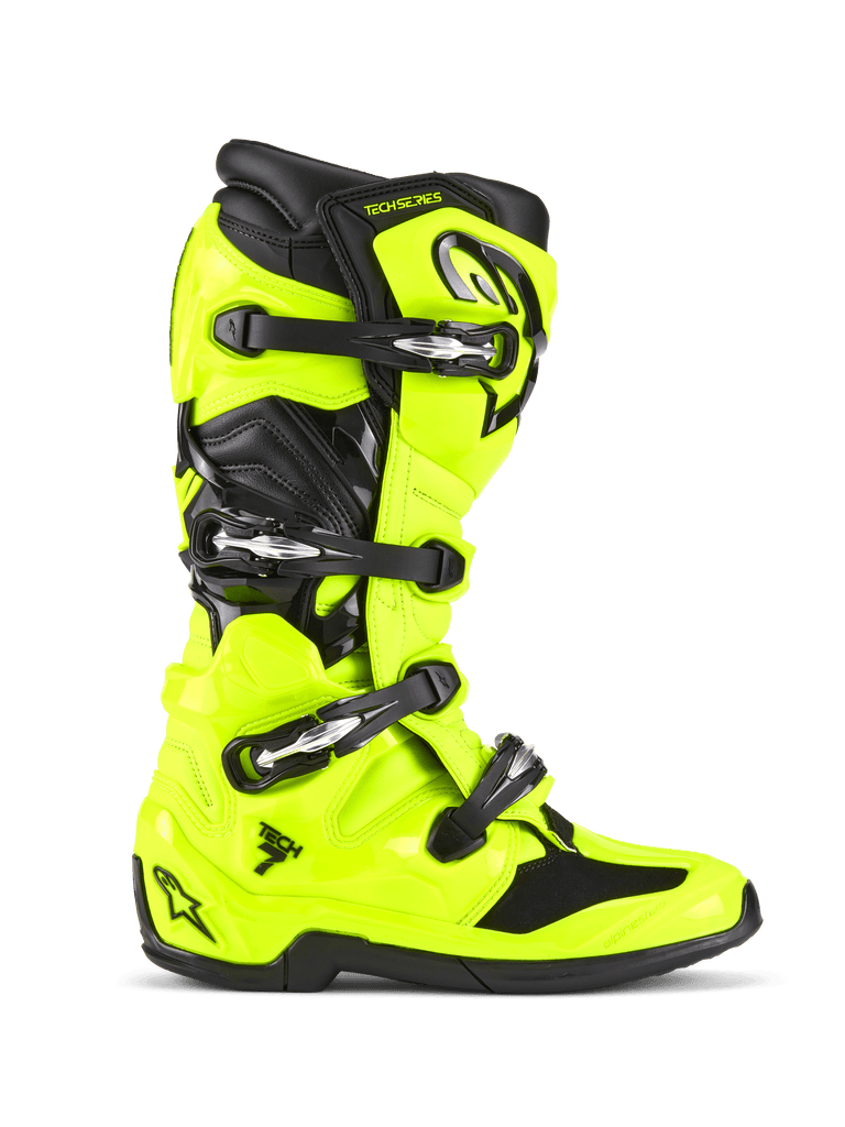 Stivali Alpinestars Tech 7, stivali da motocross, giallo fluo e nero, vista di profilo con calotta in TPU giallo neon e quattro fibbie nere, tallone e punta rinforzati, sistema pivot per la flessibilità ed estetica professionale da gara fuoristrada