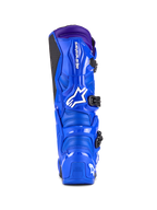 Stivali Alpinestars Tech 7, stivali da motocross, blu con accenti viola, vista posteriore che mostra la protezione in TPU, logo Alpinestars bianco sul tallone e pannello grip laterale nero, calzature da fuoristrada ad alte prestazioni