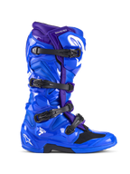 Alpinestars Tech 7, stivali da motocross, blu e viola con quattro fibbie nere, calotta protettiva in TPU lucido con logo Alpinestars bianco, calzatura robusta per corse fuoristrada