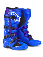 Stivali Alpinestars Tech 7, stivali da motocross, blu e viola, con loghi Alpinestars bianchi, pannelli protettivi in TPU, sistema di chiusura a quattro fibbie e suola robusta per fuoristrada