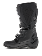 Stivali Alpinestars Tech 7 Enduro, nero, vista del profilo laterale con focus sul lato mediale, inserto in gomma a nido d'ape, pannelli protettivi in TPU e sistema di chiusura con fibbie per prestazioni motocross off-road