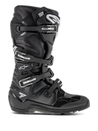 Alpinestars Tech 7 Enduro Boots, stivali da motocross neri, dotati di quattro fibbie regolabili e telaio in TPU rinforzato, suola a carrarmato per trazione fuoristrada, logo a stella bianco e marchio Tech 7, calzature resistenti ad alte prestazioni per enduro e dirt bike