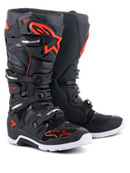 Stivali Alpinestars Tech 7 Enduro, stivali da motocross, nero e rosso fluo, con suola bianca, sistema di chiusura a quattro fibbie e pannelli protettivi rinforzati con marchio Alpinestars in rosso vivace