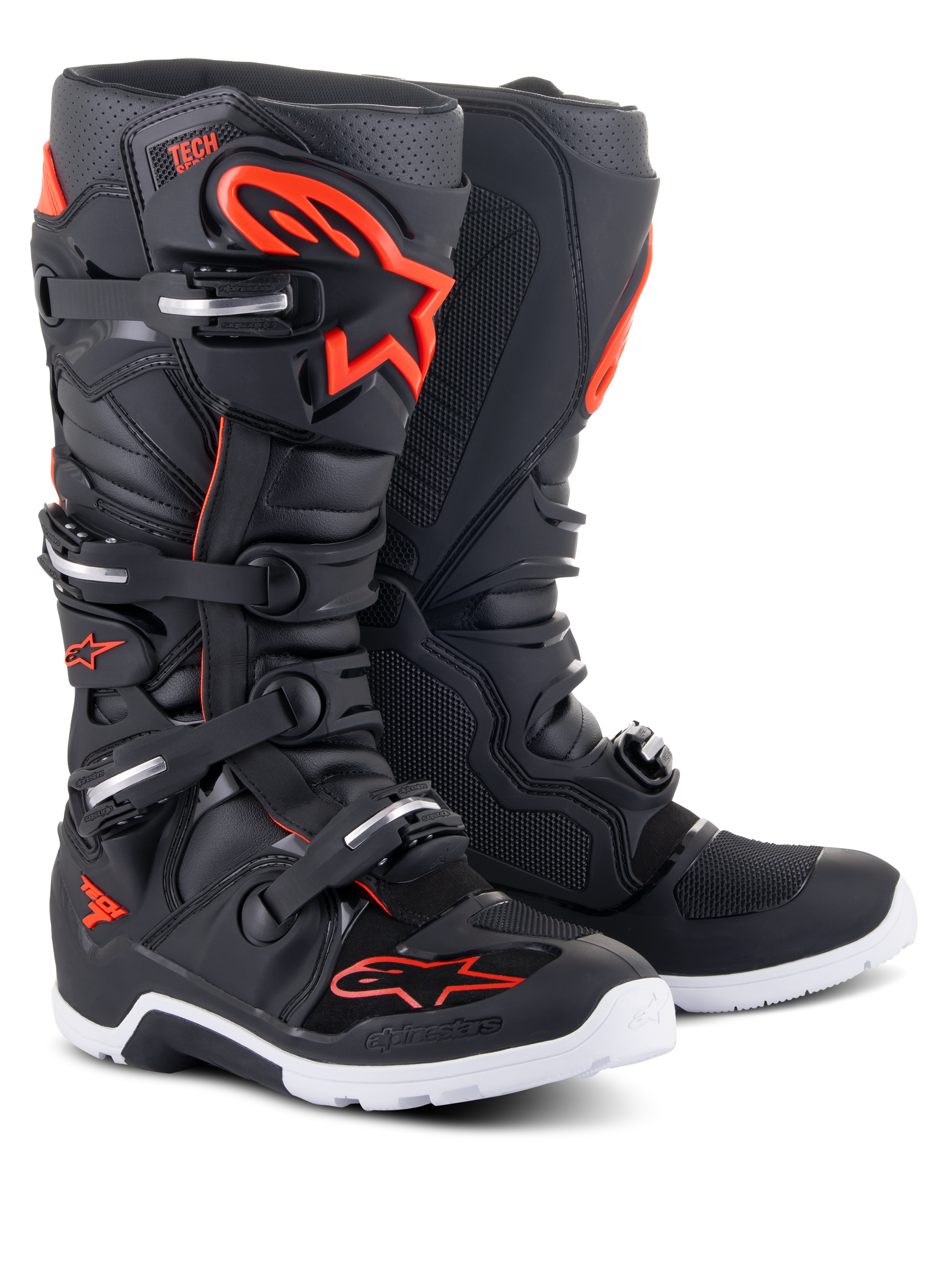 Stivali Alpinestars Tech 7 Enduro, stivali da motocross, nero e rosso fluo, con suola bianca, sistema di chiusura a quattro fibbie e pannelli protettivi rinforzati con marchio Alpinestars in rosso vivace