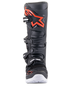 Stivali Alpinestars Tech 7 Enduro, nero e rosso fluo, vista frontale, con grande logo rosso sulla piastra tibiale, sistema di chiusura a quattro fibbie e accenti bianchi sulla suola esterna, calzature professionali da motocross e fuoristrada