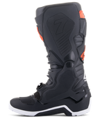 Stivali Alpinestars Tech 7 Enduro, nero e rosso fluo, vista del profilo mediale con pannelli grip a nido d'ape e suola bianca, stivali da moto fuoristrada ad alte prestazioni
