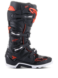 Stivali Alpinestars Tech 7 Enduro, stivali da motocross e fuoristrada, nero e rosso fluo, sistema di chiusura a quattro fibbie con accenti argento, suola robusta bianca e nera, logo Alpinestars sulla punta e sul lato, protezione professionale per enduro e trail riding