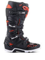 Stivali Alpinestars Tech 7 Enduro, stivali da motocross e fuoristrada, nero e rosso fluo, sistema di chiusura a quattro fibbie con accenti argento, suola robusta bianca e nera, logo Alpinestars sulla punta e sul lato, protezione professionale per enduro e trail riding