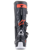 Stivali Alpinestars Tech 7 Enduro, nero e rosso fluo, vista posteriore con logo ASTARS bianco, protezione del polpaccio in TPU rosso e dettagli bianchi sul tallone, calzatura resistente per moto fuoristrada