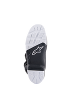 Stivali Alpinestars Tech 7 Enduro, vista della suola che mostra la suola in mescola specificamente progettata, design bicolore bianco e nero con motivi di grip strutturati, con logo a stella bianco e inserto per pedana sostituibile.