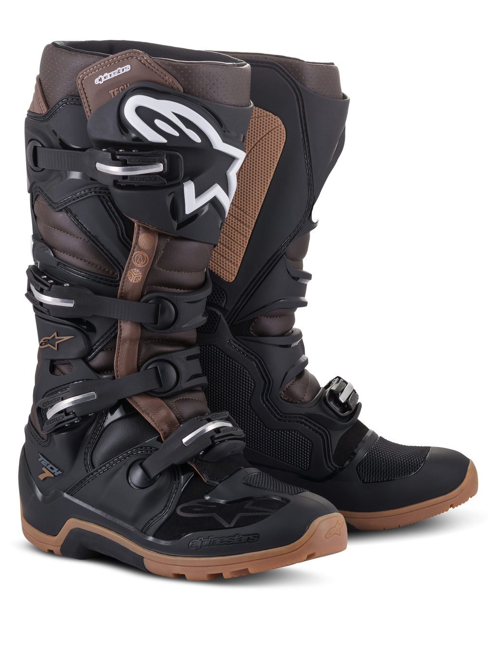 Stivali Alpinestars Tech 7 Enduro, nero e marrone scuro, stivali da moto fuoristrada con logo Alpinestars bianco sullo stinco, sistema di chiusura a quattro fibbie e robuste suole marrone chiaro.