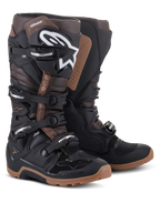 Stivali Alpinestars Tech 7 Enduro, nero e marrone scuro, stivali da moto fuoristrada con logo Alpinestars bianco sullo stinco, sistema di chiusura a quattro fibbie e robuste suole marrone chiaro.