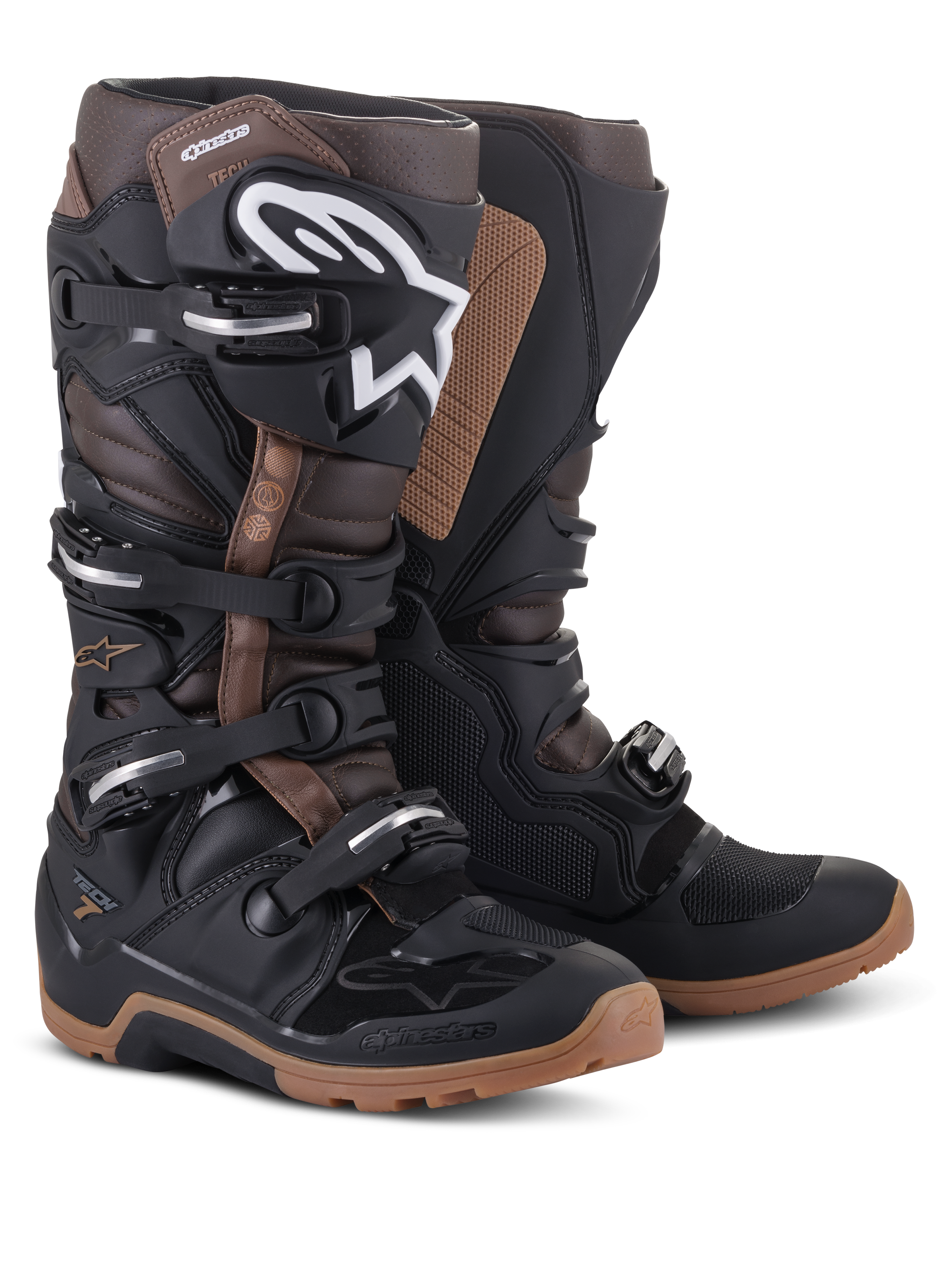 Stivali Alpinestars Tech 7 Enduro, nero e marrone scuro, stivali da moto fuoristrada con logo Alpinestars bianco sullo stinco, sistema di chiusura a quattro fibbie e robuste suole marrone chiaro.