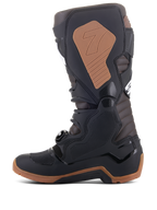 Stivali Alpinestars Tech 7 Enduro, stivali da motocross e fuoristrada, nero e marrone scuro, profilo laterale con placca tibiale in TPU, sistema di chiusura a fibbie, pannello mediale marrone chiaro con logo e suola specifica da enduro per una trazione ottimale.