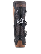 Stivali Alpinestars Tech 7 Enduro, nero e marrone scuro, vista posteriore con zone di flessione a fisarmonica sul tendine d'Achille e protezione in TPU, logo a stella Alpinestars bianco e dettagli del tallone color tan, design robusto per Enduro e fuoristrada