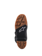 Stivali Alpinestars Tech 7 Enduro, vista ravvicinata della suola con battistrada in gomma marrone, sezione centrale nera con logo a stella bianco, inserto pedana sostituibile per un grip fuoristrada superiore