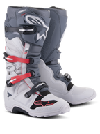 Stivali Alpinestars Tech 7 Enduro, calzature da moto fuoristrada, grigio chiaro e grigio scuro con accenti rosso acceso, dotati di sistema di chiusura a fibbie multiple e suola in mescola robusta per enduro e trail