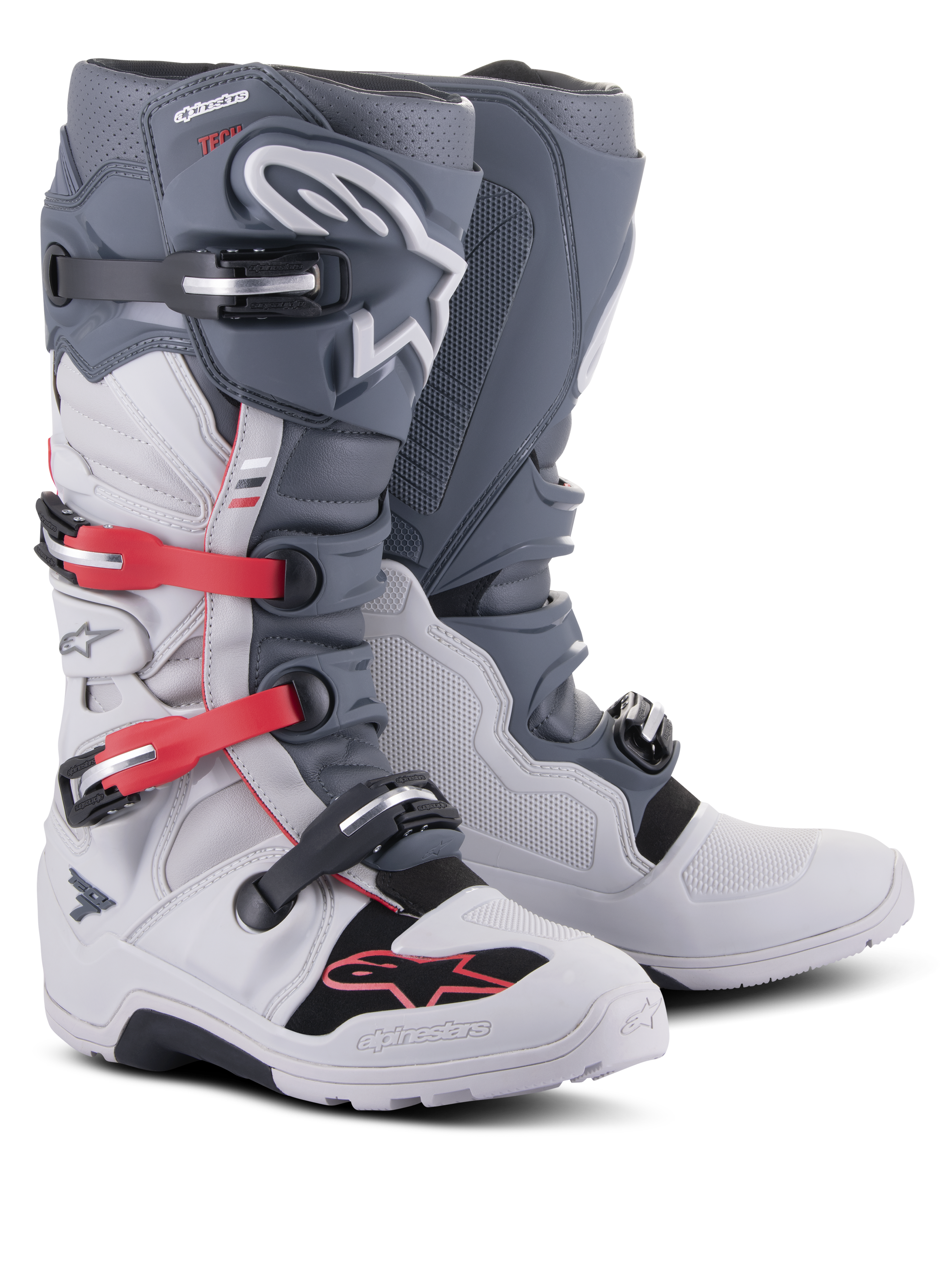 Stivali Alpinestars Tech 7 Enduro, calzature da moto fuoristrada, grigio chiaro e grigio scuro con accenti rosso acceso, dotati di sistema di chiusura a fibbie multiple e suola in mescola robusta per enduro e trail