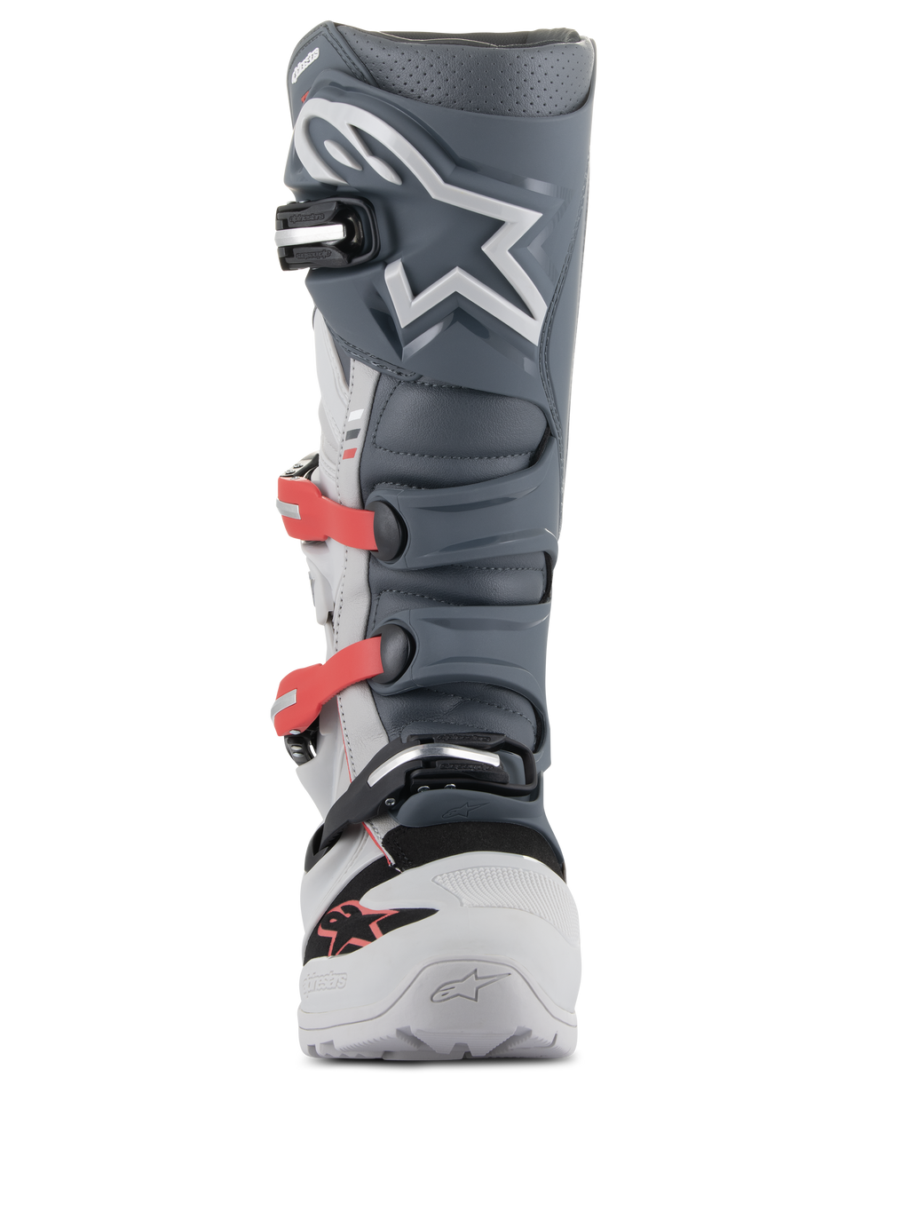 Stivali Alpinestars Tech 7 Enduro, stivali da motocross ed enduro, grigio chiaro, grigio scuro e rosso acceso, vista frontale con sistema di fibbie avanzato con cinturini rossi, placca tibiale in TPU grigio scuro con logo a stella bianco e struttura resistente in grigio chiaro.